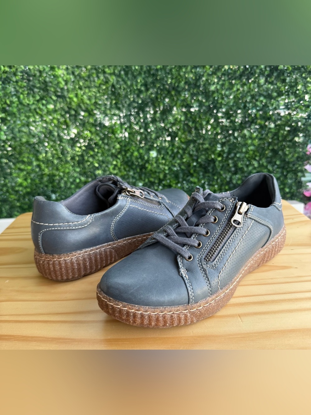 Clarks Collection Women’s 6.5 Gray Leather Zip Lace Up Comfort Sneakers